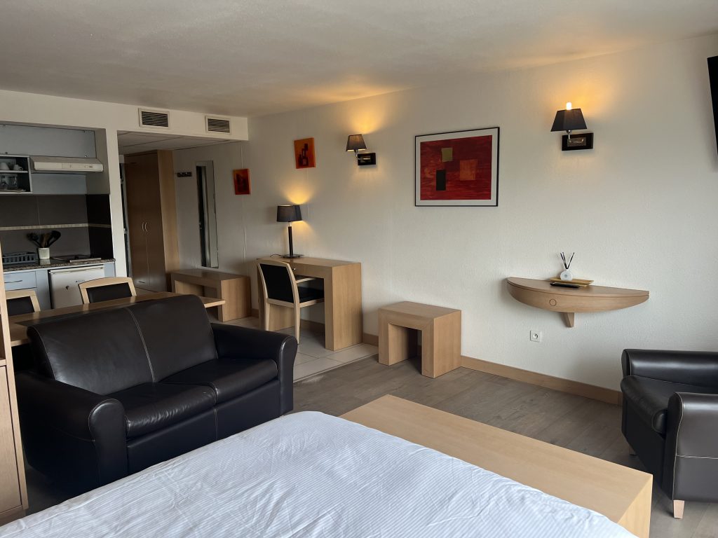 Studio moderne tout équipé avec lit double, kitchenette et espace de vie – Résidence La Gioia